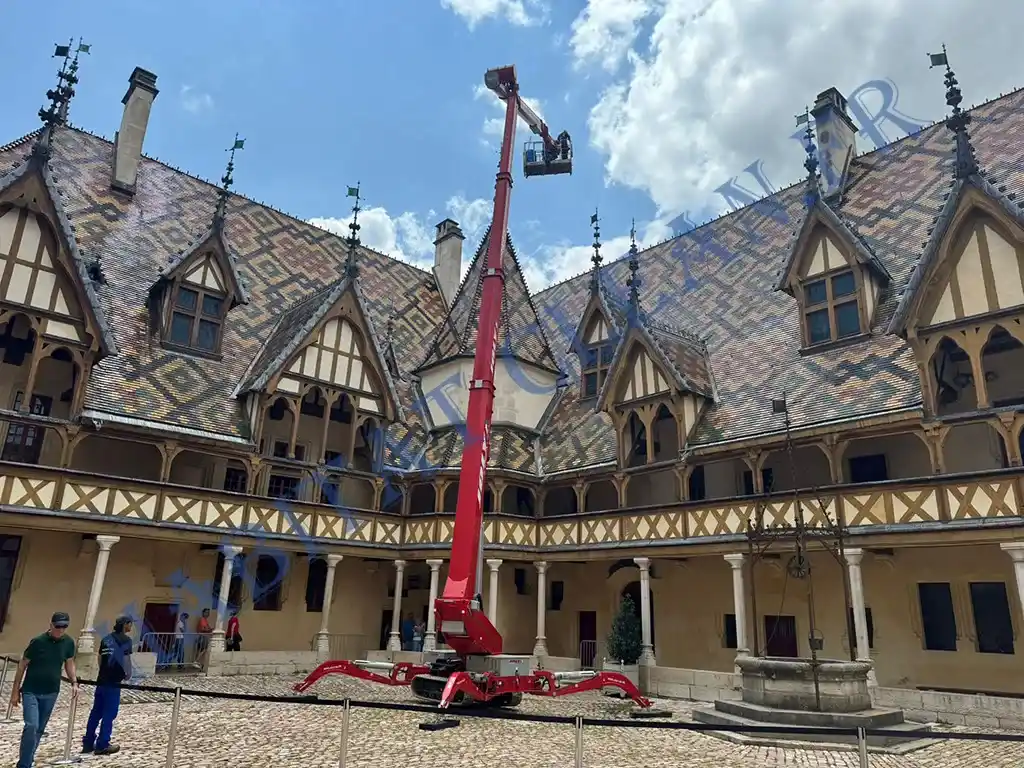 Démoussage toiture,traitement anti-mousse,entretien toiture,nettoyage des tuiles Couverture Beaune-Démoussage Titure hotel dieu 21200 BEAUNE HABITAT CLEAN