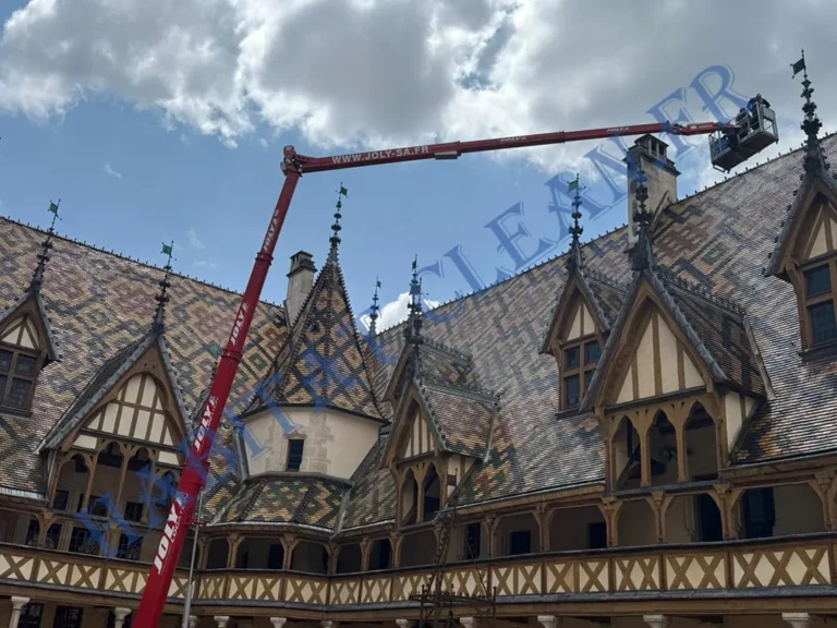 nettoyage demoussage toiture hotel dieu a beaune habitatclean.fr